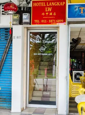 a hotel lobby with a sign on the door at Hotel Langkap LW \u51b7\u7532\u9152\u5e97 in Kampung Degong