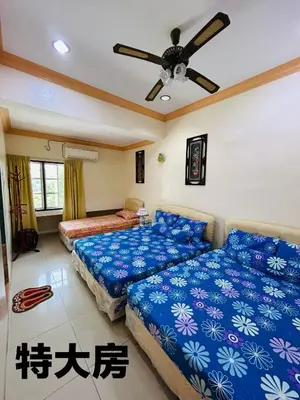 a bedroom with two beds and a ceiling fan at Hotel Langkap LW \u51b7\u7532\u9152\u5e97 in Kampung Degong