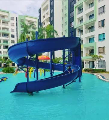 a blue water slide in the middle of a pool at Cozy homestay Manhattan Ipoh,12 pax \u6021\u4fdd\u6c11\u5bbf in Ipoh