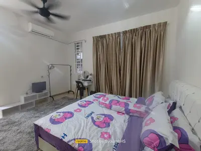 a bedroom with a bed and a ceiling fan at Syaurah Homestay Bagan Serai Dua Tingkat 4 Bilik in Bagan Serai