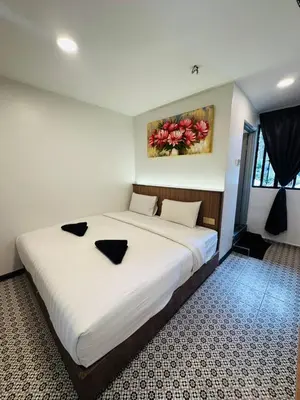 a bedroom with a large white bed in a room at Ar Rayyan Hotel in Tanah Rata