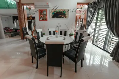 a dining room with a table and chairs at Qua Homestay 5 Rooms 6 Bathrooms in Taiping